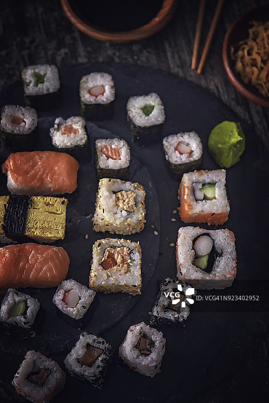 寿司品种搭配酱油和芥末图片素材