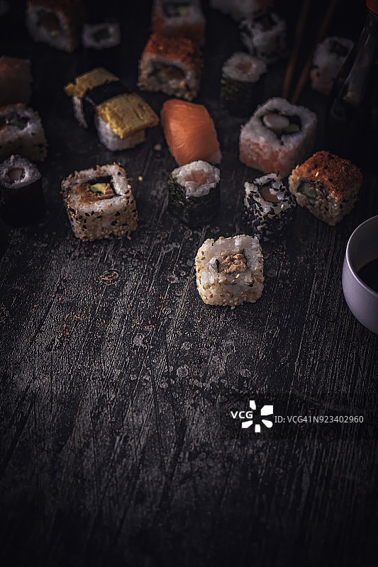 寿司品种搭配酱油和芥末图片素材