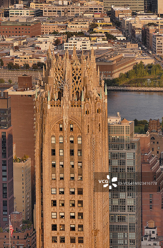 美国纽约曼哈顿通用电气大楼和东河鸟瞰图图片素材
