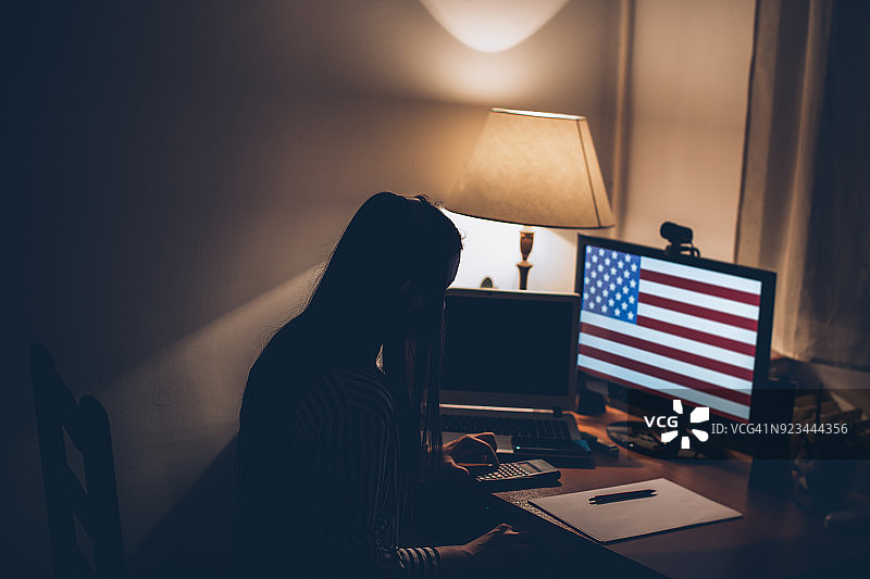 黑客在办公室独自工作图片素材