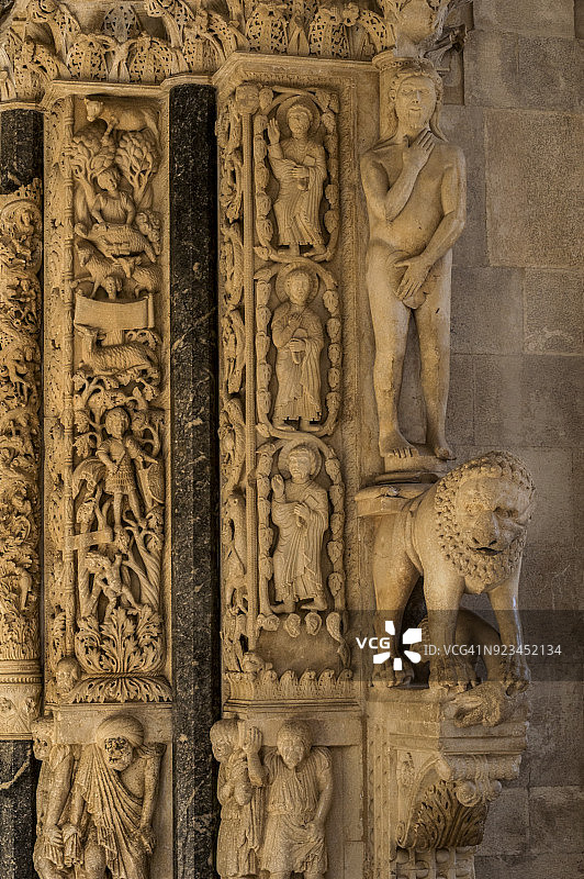 克罗地亚特罗吉尔圣劳伦斯大教堂的拉多万门图片素材