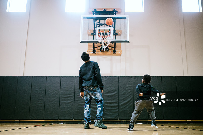 支持儿子的父亲一起打篮球图片素材