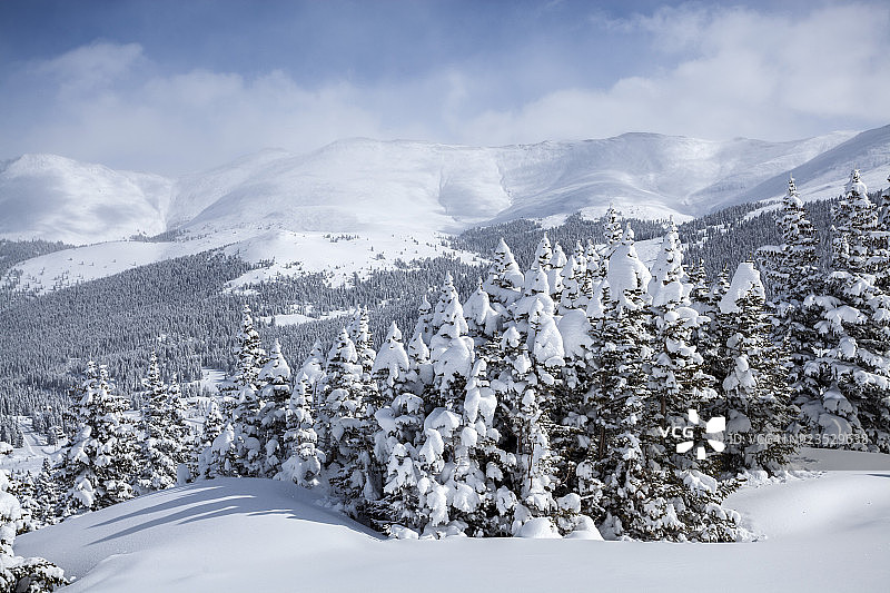 雪覆胡西尔山口图片素材
