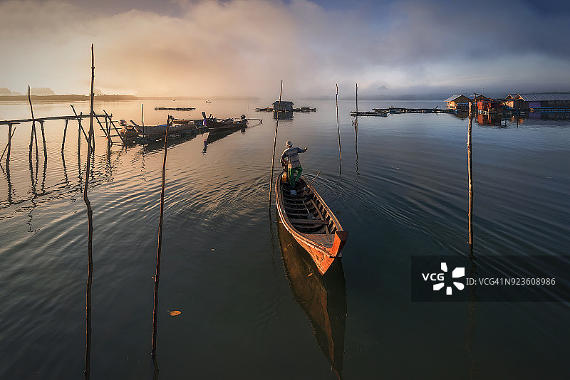 泰国攀牙湾的渔民图片素材