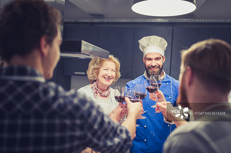 享受烹饪课程的学员图片素材