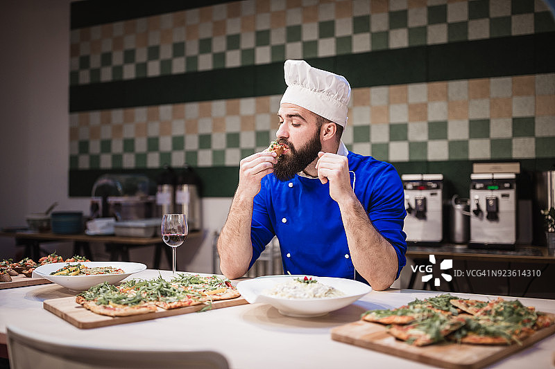 厨师正在评估烹饪班学员准备的膳食图片素材