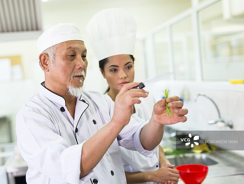 亚洲厨师准备亚洲美食图片素材