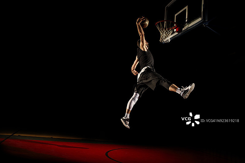 篮球运动员扣篮图片素材