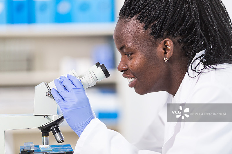 女实验员使用显微镜图片素材