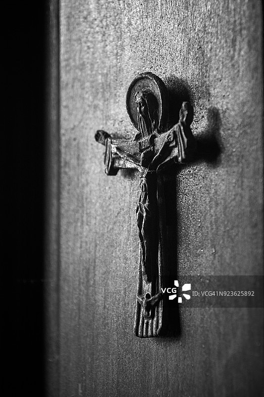 黑白照片门上悬挂的十字架图片素材