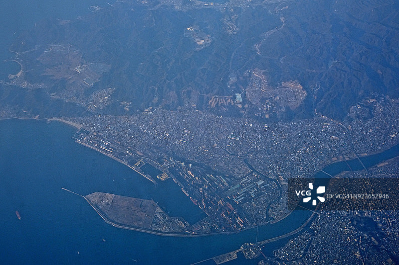 飞机航拍日本和歌山县纪之川和歌山市日景图片素材