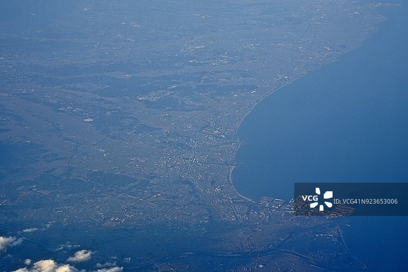 飞机航拍日本三重县三河湾和津市日景图片素材