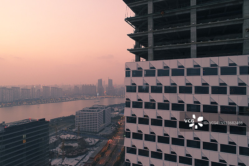中国上海在建多层商业高层建筑，带电梯图片素材