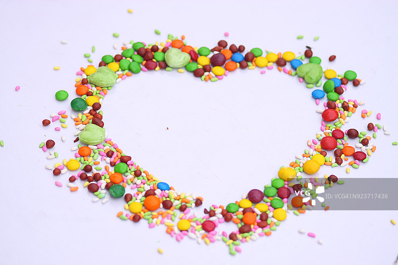 用糖果和豆子组成的心形图片素材