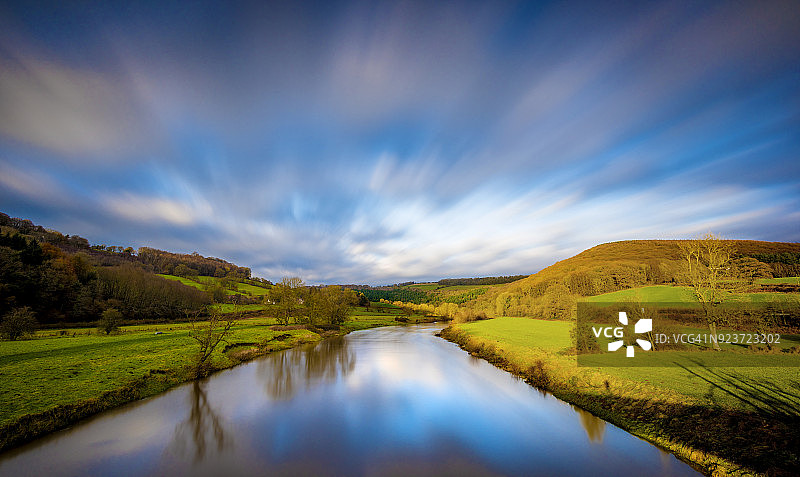 威尔士蒙茅斯附近怀伊河和奥法堤道小堰桥的长曝光图片素材