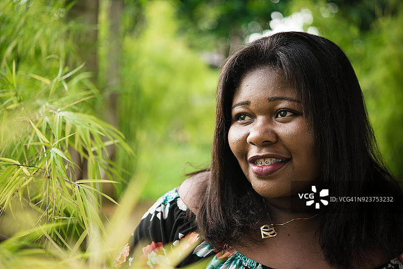 微笑的阳光黑人女性图片素材