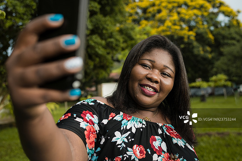 积极的黑人女人自拍图片素材