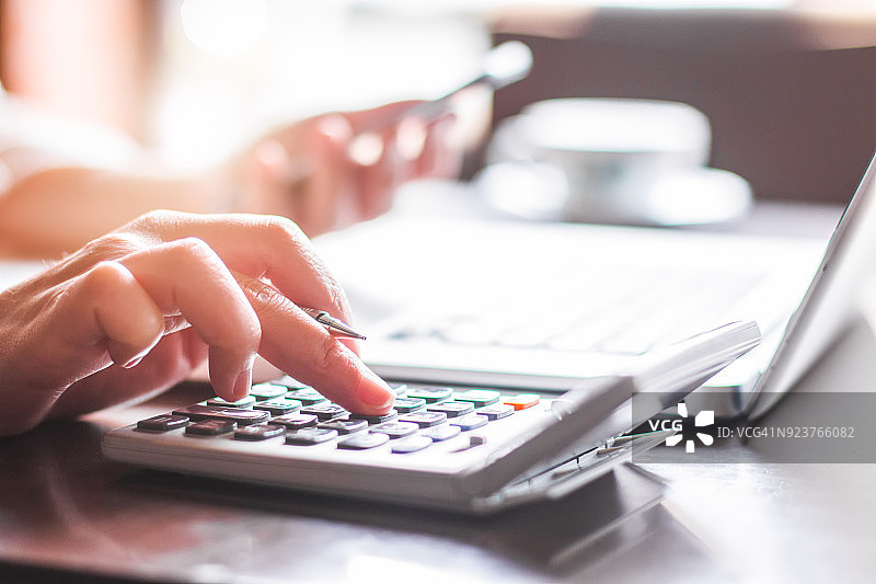 思考账目的女商人图片素材