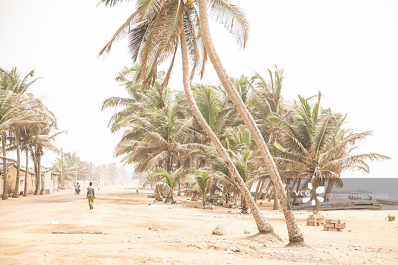 人们沿着非洲多哥洛美的海岸行走图片素材