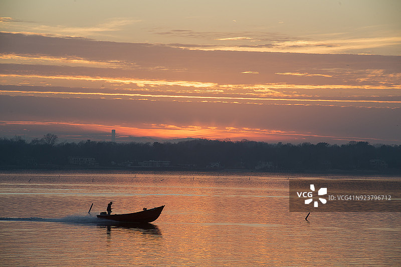 纽约长岛，黄昏时分曼哈塞特湾上的船图片素材