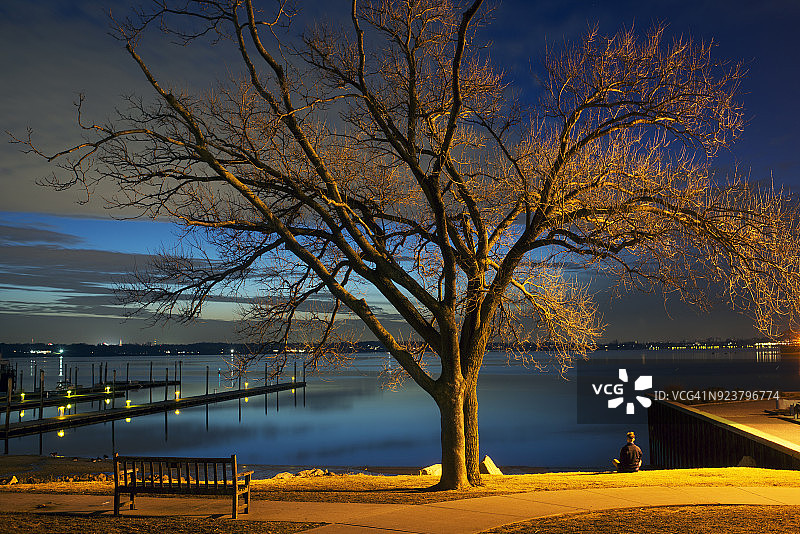 纽约长岛华盛顿港曼哈赛特湾的宁静黄昏图片素材