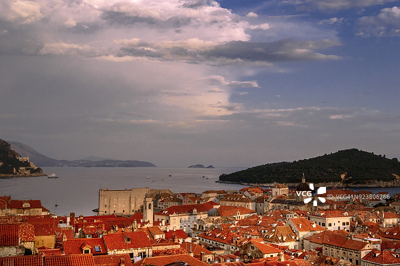 从杜布罗夫尼克古城墙南段俯瞰达尔马提亚，克罗地亚图片素材