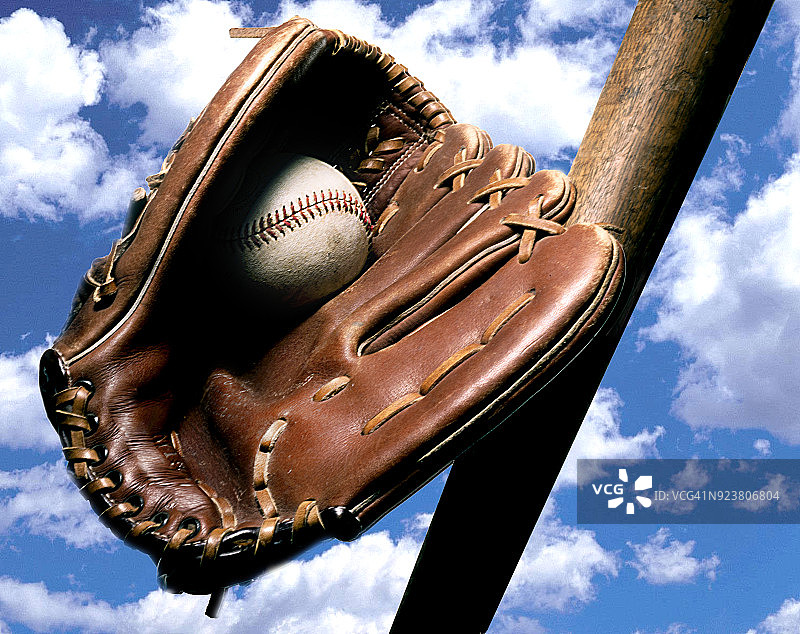 棒球手套球棒云朵图片素材