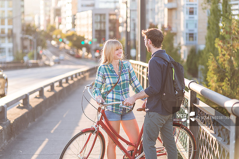 桥上的自行车约会图片素材