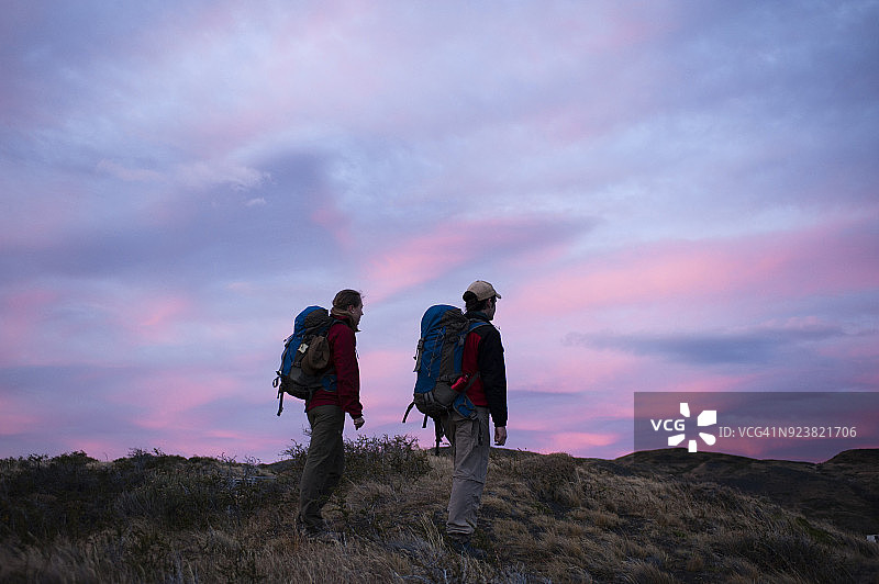 在百内国家公园徒步的旅行者，巴塔哥尼亚，智利图片素材
