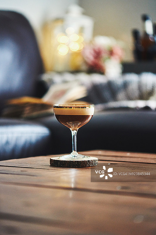 室内咖啡桌上的意式马提尼鸡尾酒图片素材