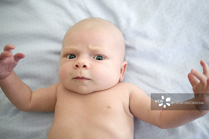 男婴躺在床上图片素材