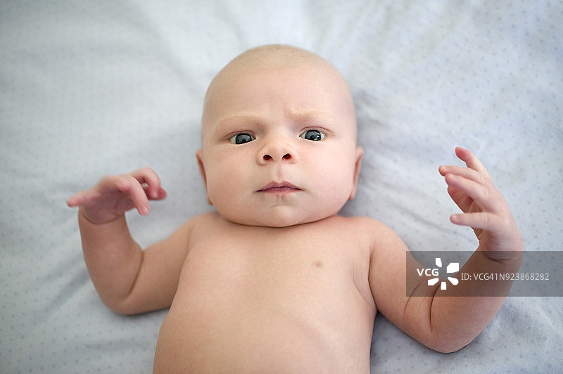 男婴躺在床上图片素材