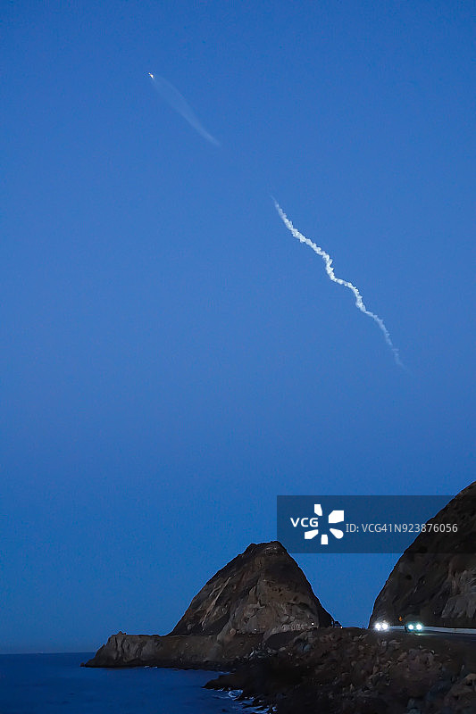 在穆古岩看到的火箭发射图片素材