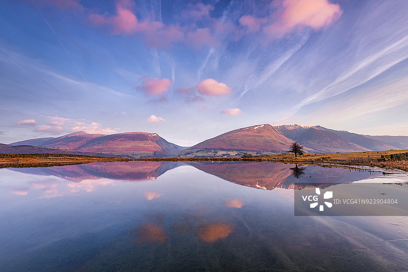 凯西克附近特威特潭的湖区冬季日出，英国图片素材