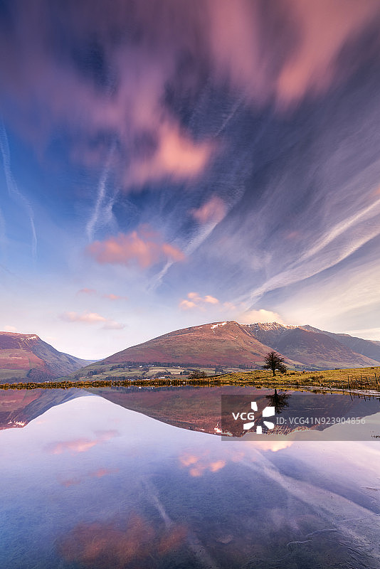英国湖区国家公园特维特湖的动态对称倒影图片素材