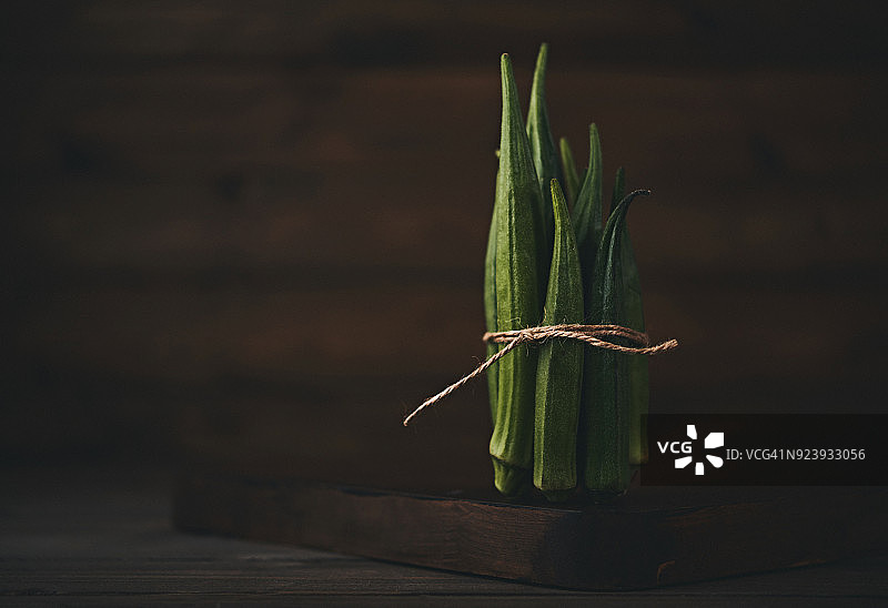 阴暗光线下成捆的秋葵静物图片素材