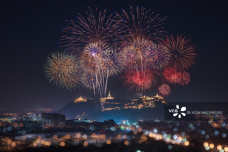 帕那空奇里古城的烟花节图片素材