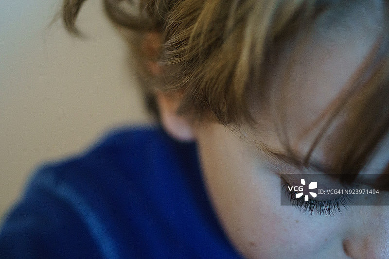 年轻男孩紧闭的睫毛特写图片素材