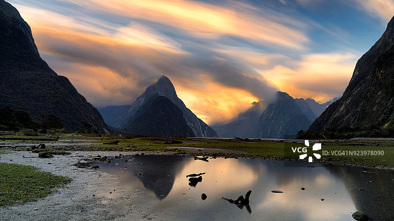 米尔福德海湾。新西兰峡湾国家公园图片素材