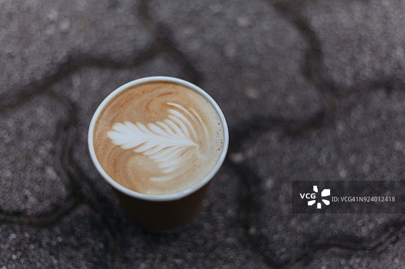 一次性杯子里的新鲜咖啡图片素材