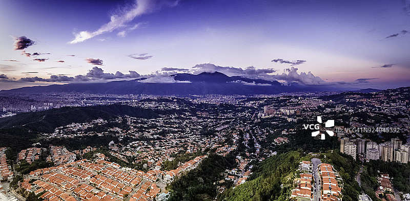 委内瑞拉加拉加斯市鸟瞰全景与阿维拉山图片素材