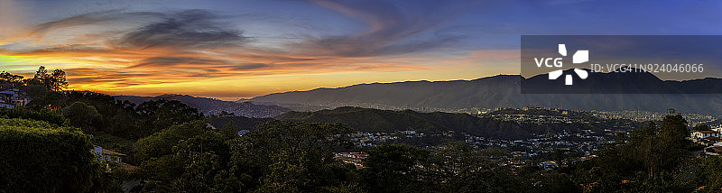 委内瑞拉加拉加斯市鸟瞰全景，背景为阿维拉山图片素材