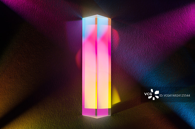 棱镜折射彩色光图片素材