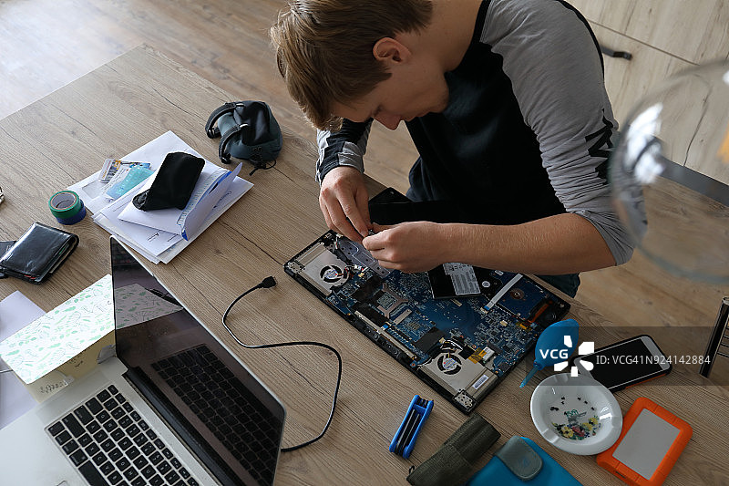 年轻男人修理笔记本电脑图片素材