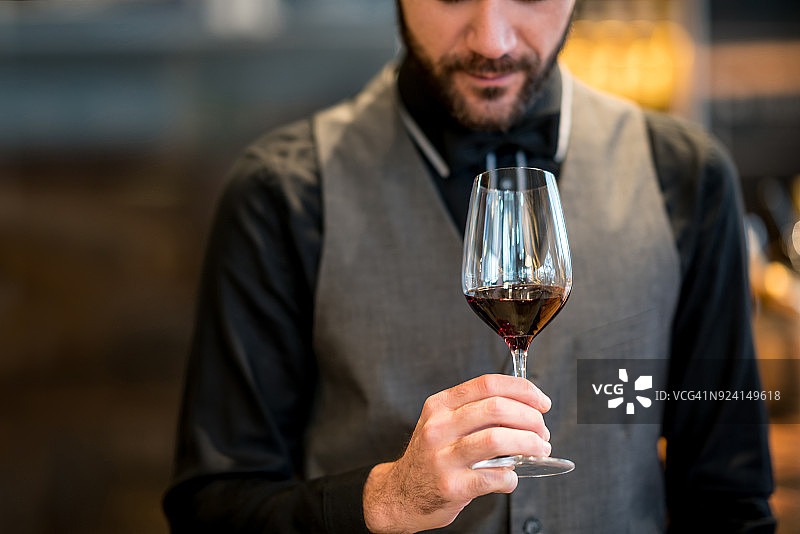 在酒庄品尝葡萄酒的男人图片素材