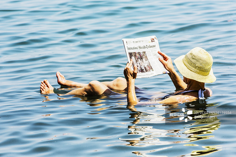 隐基底集体农庄：在死海中沐浴的女人图片素材