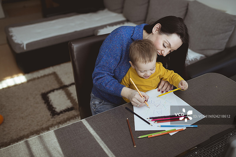 和儿子一起享受绘画的乐趣图片素材