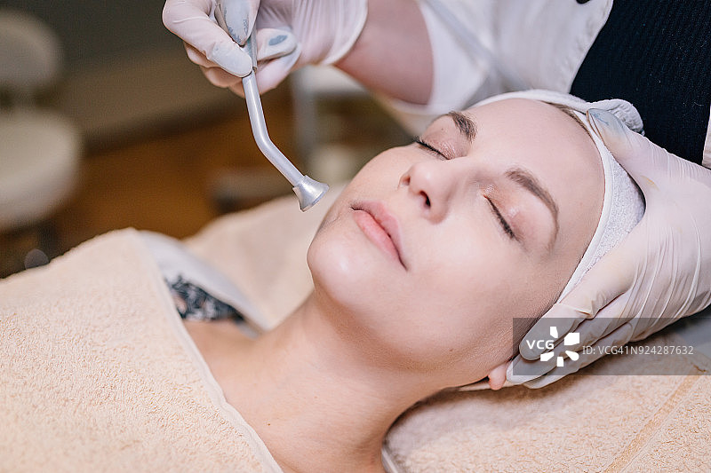 年轻女子在诊所接受美容护理图片素材