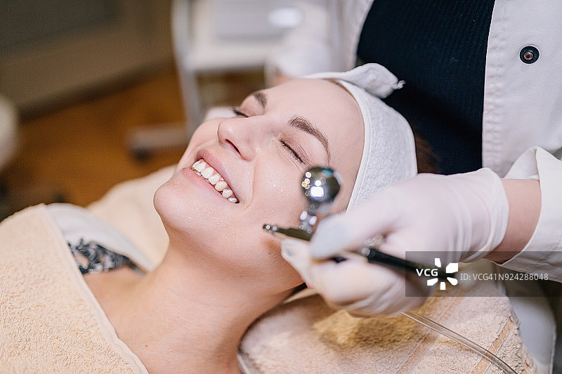 在美容院清洁皮肤的女人图片素材