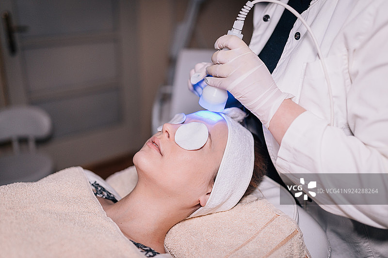 在美容院享受皮肤清洁的女人图片素材